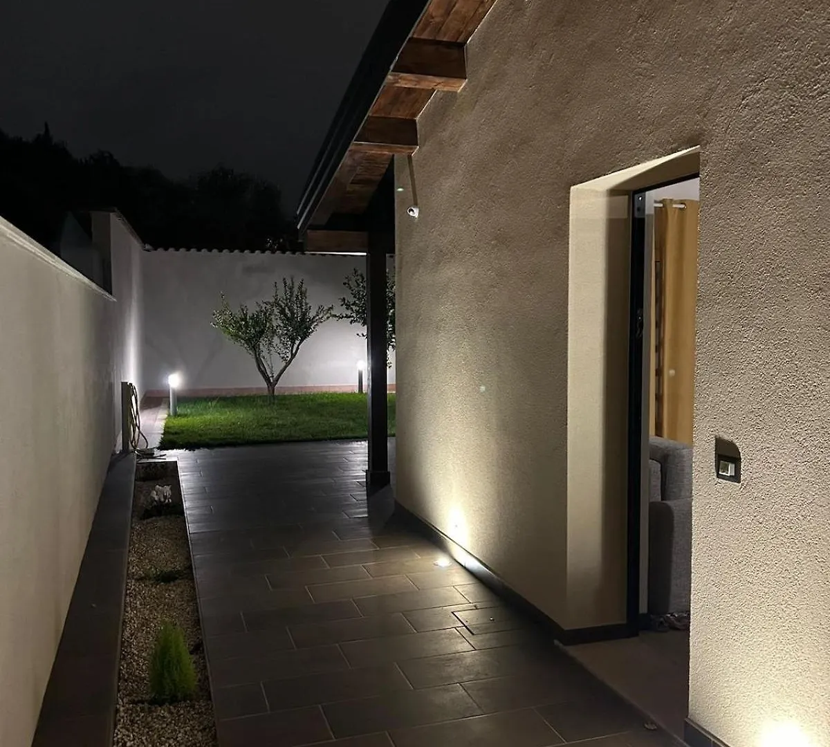 Villino Ancillotto With Garden And Parking Motorcycle Space Rome